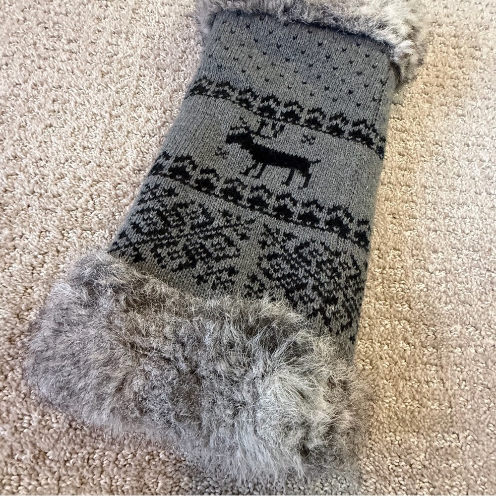Women’s Gray Knit Hand Warmer Black Faux Fur Fleece Lined Muff Warm Winter Deer - Picture 3 of 8